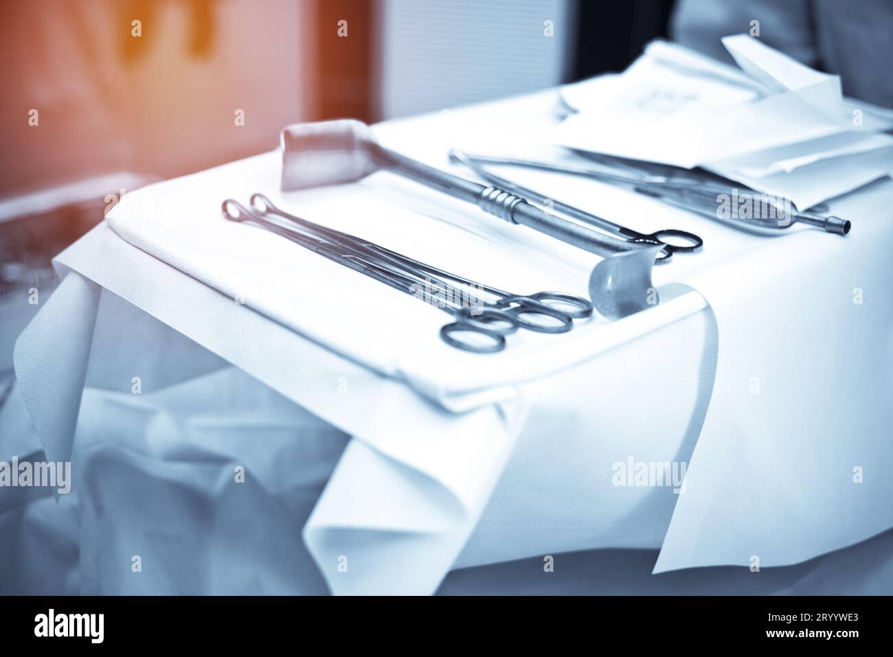 Chirurgische Instrumente und Werkzeuge auf weißem sterilem Gewebe im Operationssaal im Krankenhaus. Medizin und Gesundheitskonzept. Emergenc Stockfoto