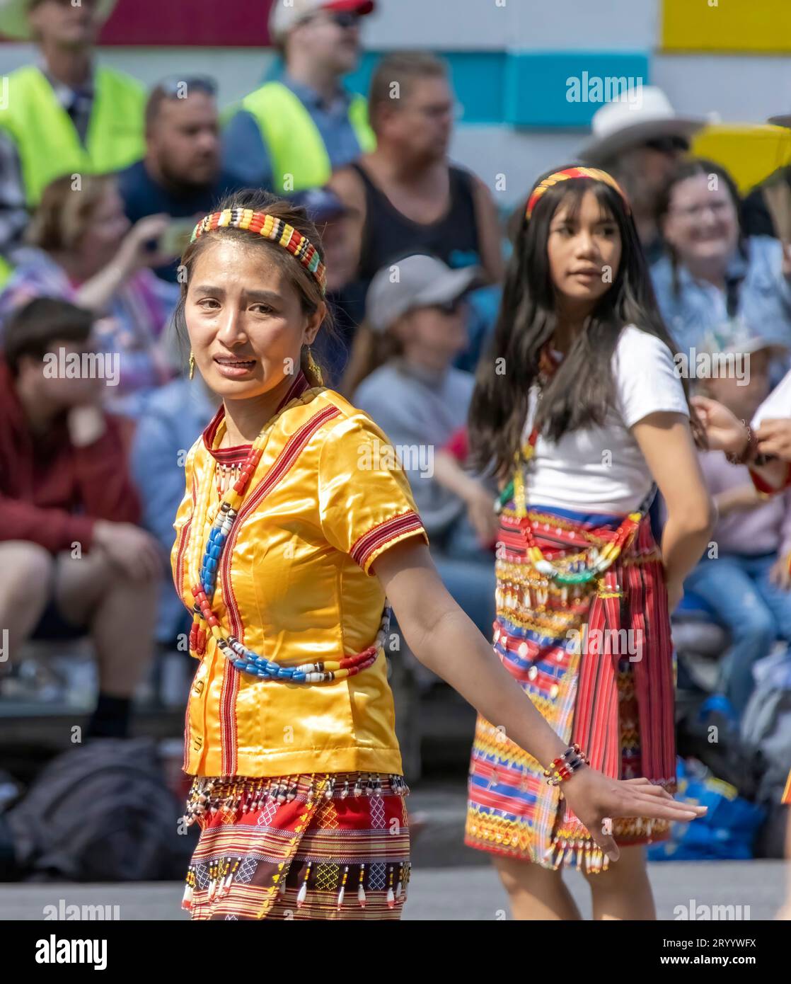 Calgary, Alberta, Kanada. 10. Juli 2023. Eine Frau, die traditionelle philippinische Kleidung bei einer öffentlichen Parade trägt. Stockfoto