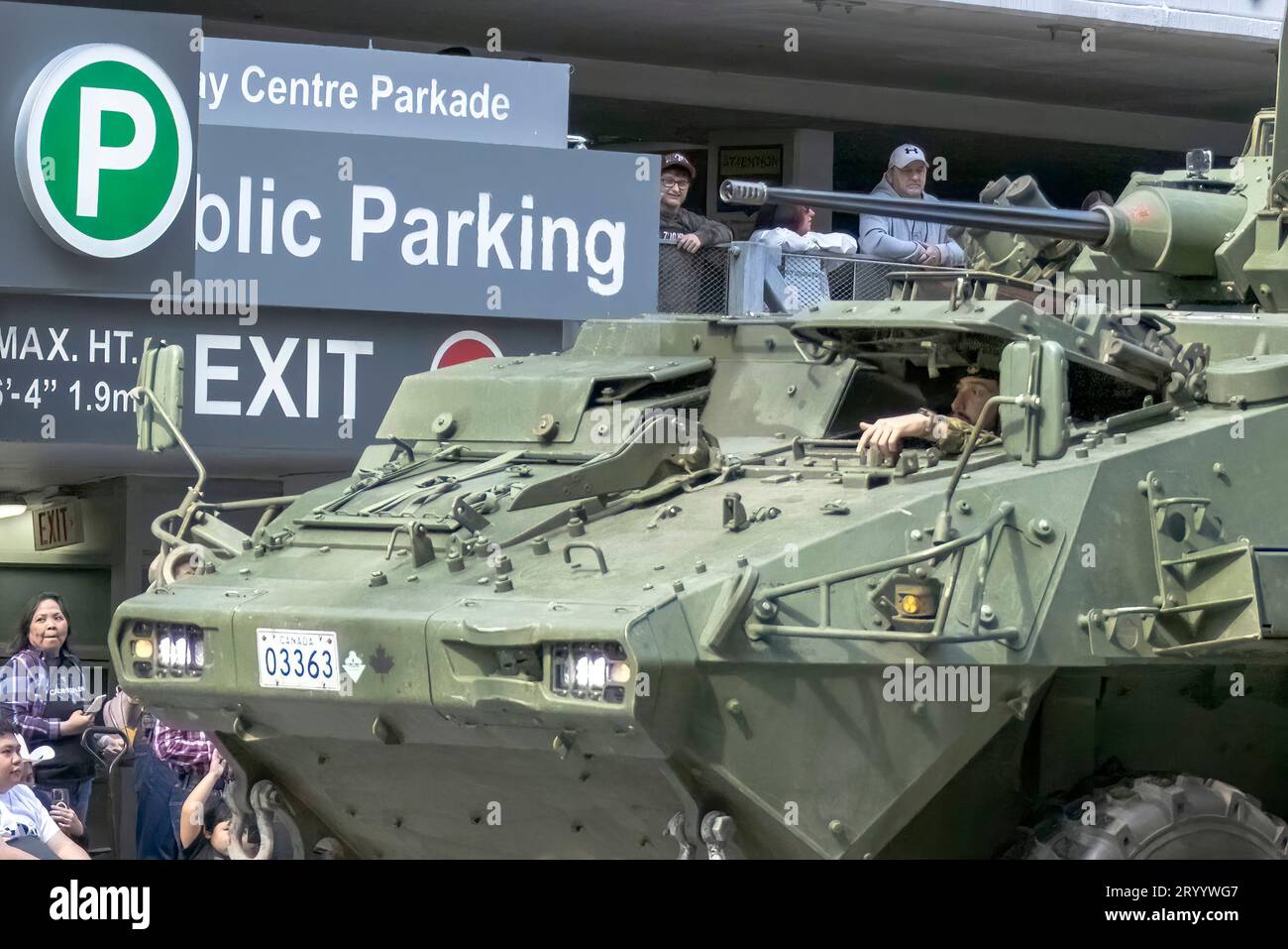 Calgary, Alberta, Kanada. Juli 2023. Ein Nahaufnahme eines Panzers der kanadischen Armee mit einem Soldaten in einem pu Stockfoto