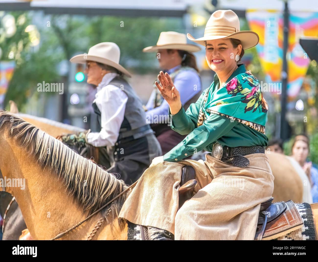 Calgary, Alberta, Kanada. 12. Juli 2023. Ein Cowgirl reitet auf einem Pferd bei einer Parade. Stockfoto