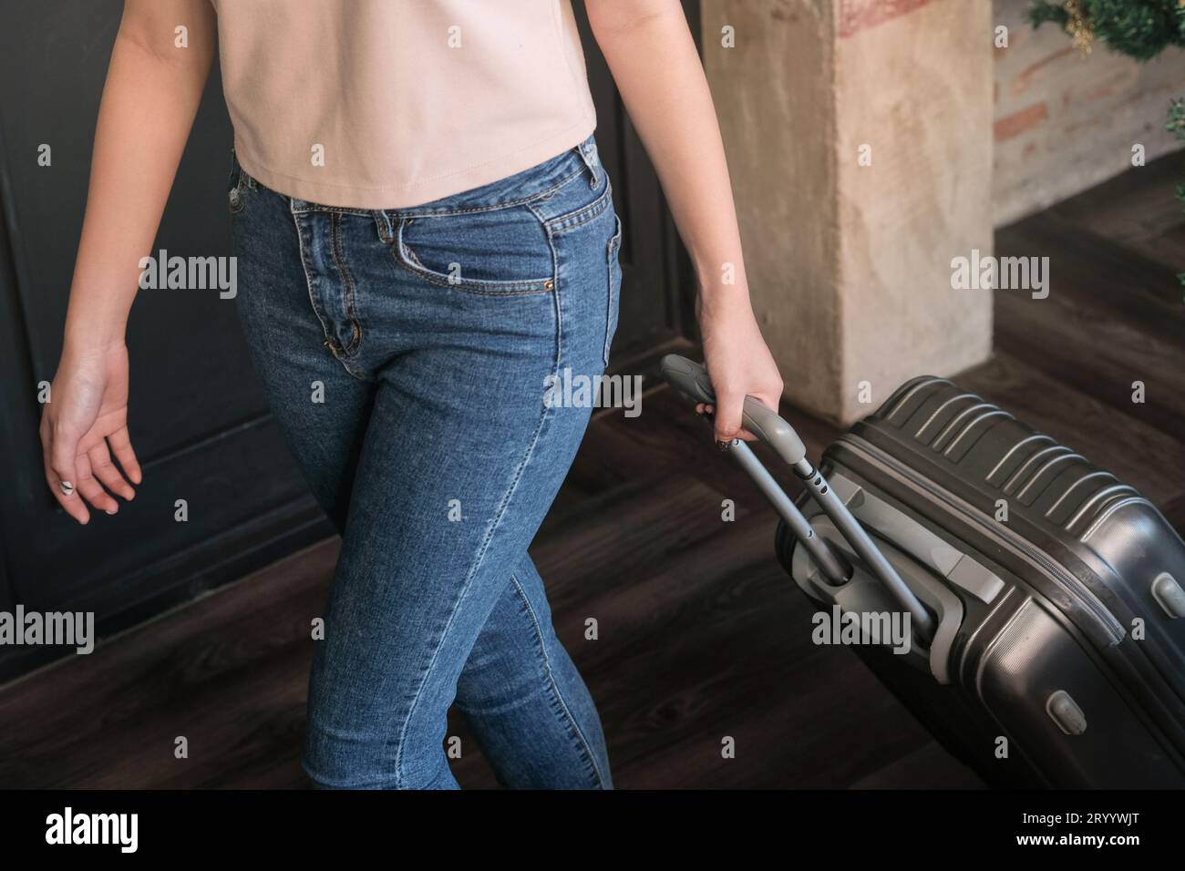 Frau Gast an der Rezeption des Hotels, die eincheckt. Stockfoto