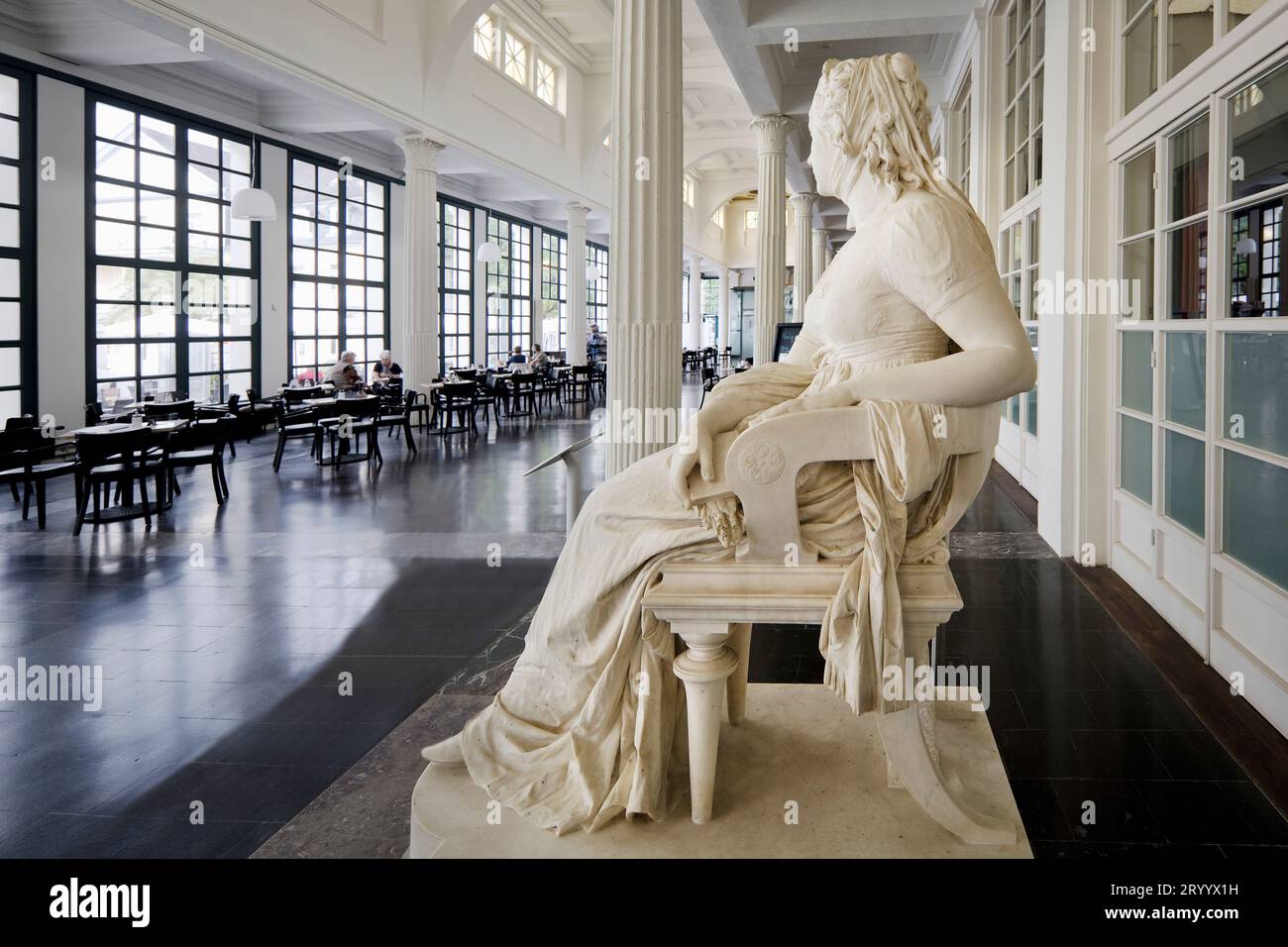 Statue der Königin Luise von Preußen von Emil Hundrieser im Foyer, Bad Pyrmont, Niedersachsen Stockfoto