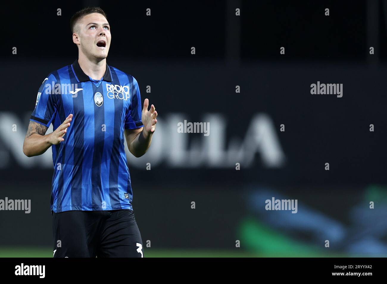 Emil Holm von Atalanta BC sieht beim Spiel der Serie A zwischen Atalanta BC und Juventus FC am 1. Oktober 2023 im Gewiss-Stadion in Bergamo, Italien, zu. Stockfoto