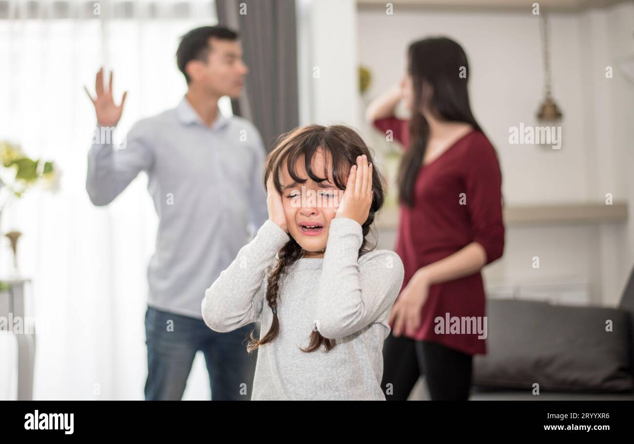 Das kleine Mädchen weinte, weil Dad und Mom streiten, traurige und dramatische Szene, Family Issue, Kinderrechte missbraucht in frühen Chi Stockfoto