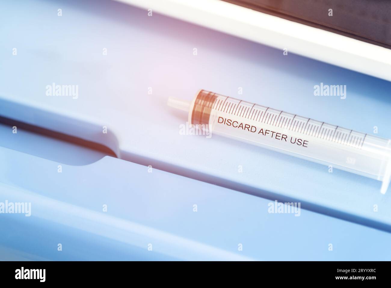 Keine Spritze auf dem blauen Kühlschrank, Droge und Krankenhaus Konzept Stockfoto