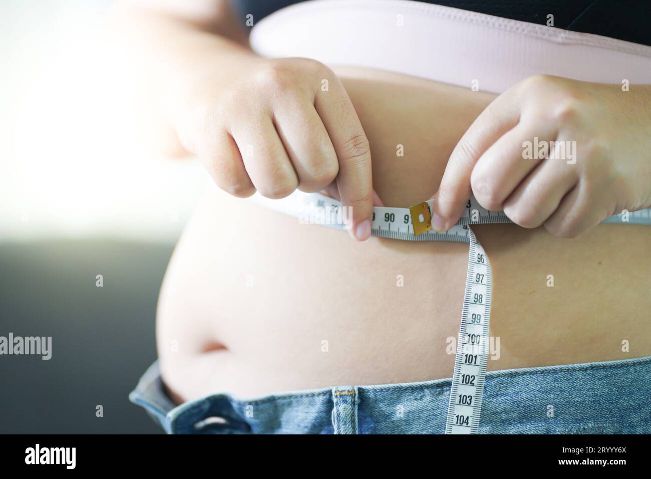 Mutterpflege. Schwangere Frau, die ihr Bauchwachstum des Babys misst. Gesunde Mutterschaft Körperpflege Schwangerschaft dietÂ Concept.Â Stockfoto