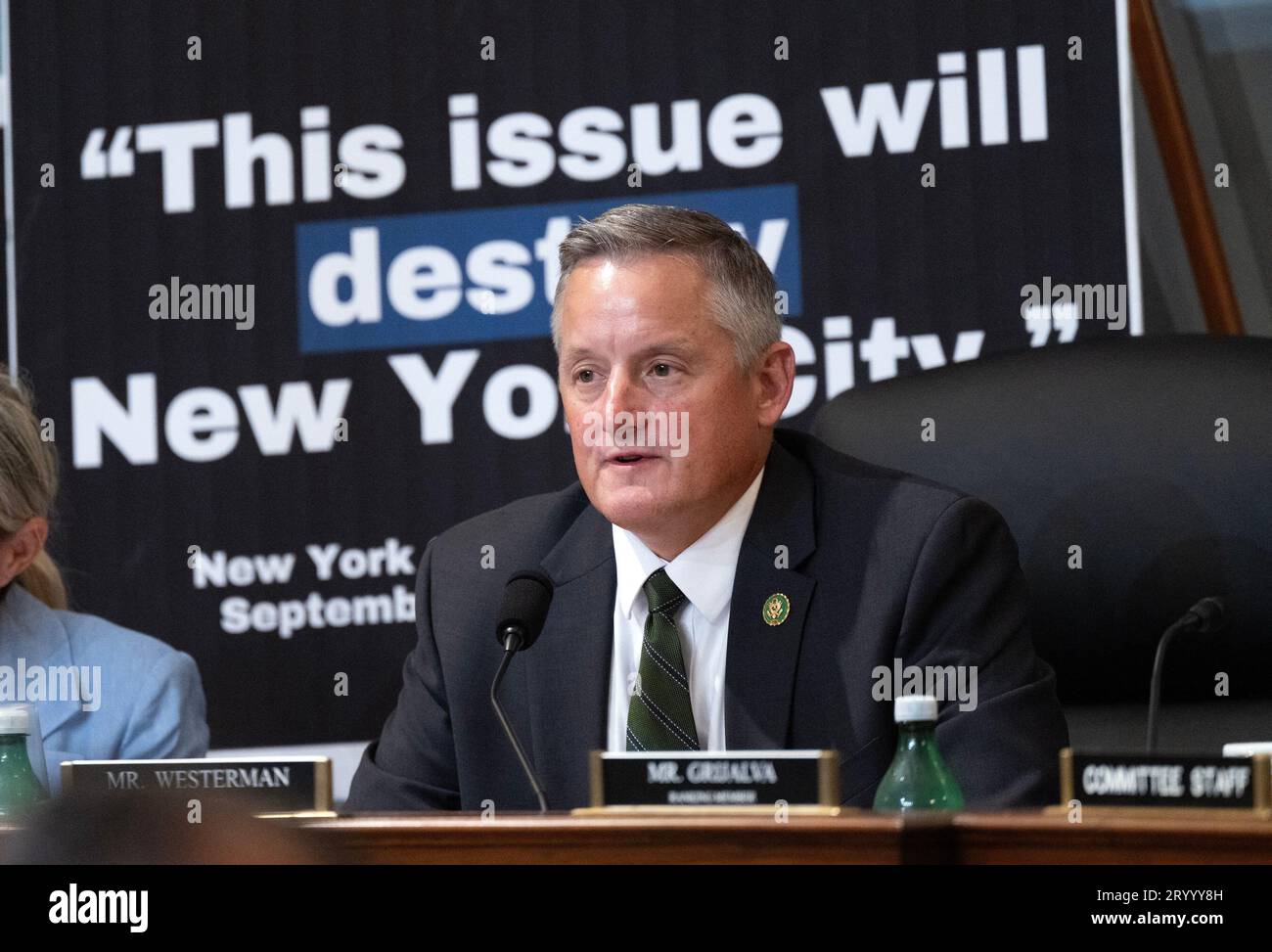 Bruce Westerman (Republikaner von Arkansas), Vorsitzender des United States House Committee on Natural Resources, gibt seine Eröffnungsrede während der Anhörung ab: „Destruying America's Best Idea: Examining the Biden Administration's Use of National Park Service Lands for Migrant Camps“ im Longworth House Office Building am Capitol Hill in Washington, DC, USA am Mittwoch, den 27. September 2023. Es geht um den geplanten Schutz für Migranten am Floyd Bennett Field, einem Flugplatz im Marine Park im Südosten von Brooklyn in New York City. Foto von Ron Sachs/CNP für NY Post/ABA Stockfoto