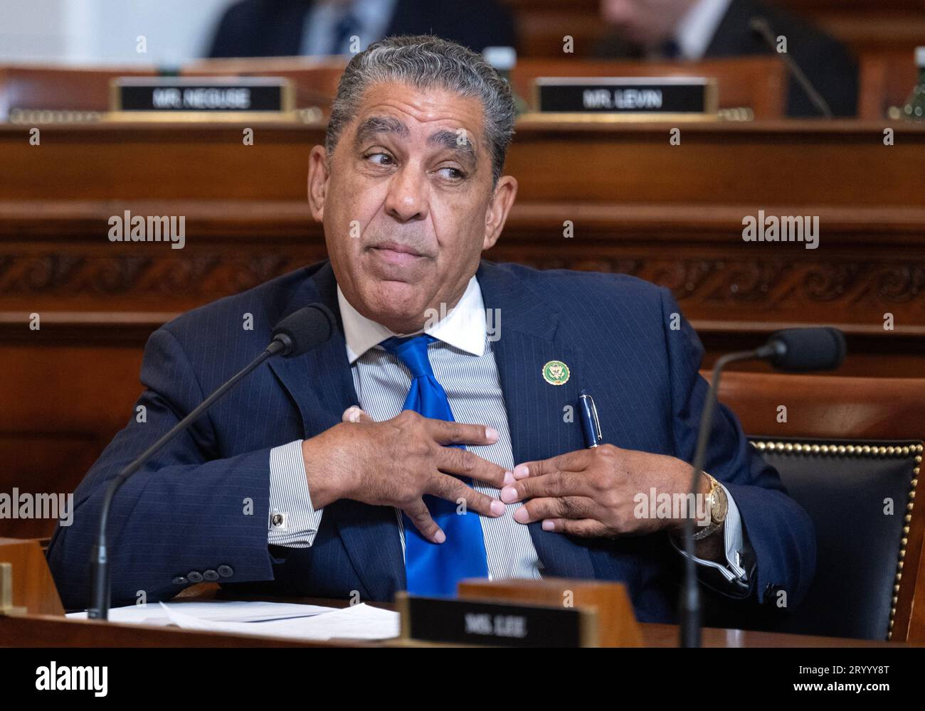 Der US-Repräsentant Adriano Espaillat (Demokrat von New York) befragt Zeugen während der Anhörung „Destruying America's Best Idea: Examining the Biden Administration's Use of National Park Service Lands for Migrant Camps“ im Longworth House Office Building am Capitol Hill in Washington, DC, USA am Mittwoch, den 27. September 2023. Es geht um den geplanten Schutz für Migranten am Floyd Bennett Field, einem Flugplatz im Marine Park im Südosten von Brooklyn in New York City. Foto von Ron Sachs/CNP für NY Post/ABACAPRESS.COM Stockfoto