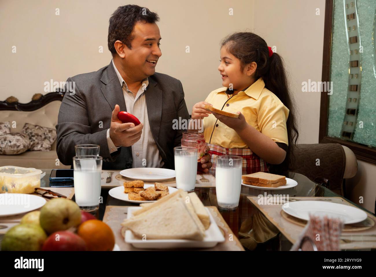 Vater und Tochter bereiten zu Hause gemeinsam das Frühstück zu Stockfoto