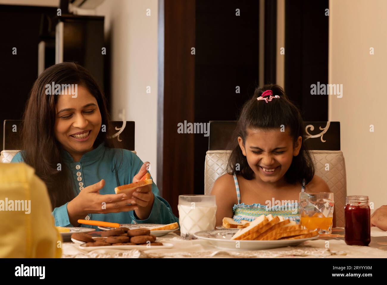 Mutter und Tochter frühstücken zu Hause Stockfoto