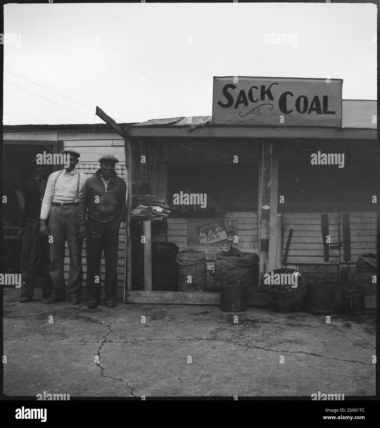 Birmingham, Alabama, USA. Um 1937. Afroamerikanische Männer vor einer Hütte, Kohlensäcke daneben. Archivfoto in den 1930er Jahren von Annemarie Schwarzenbach von Depression America Stockfoto