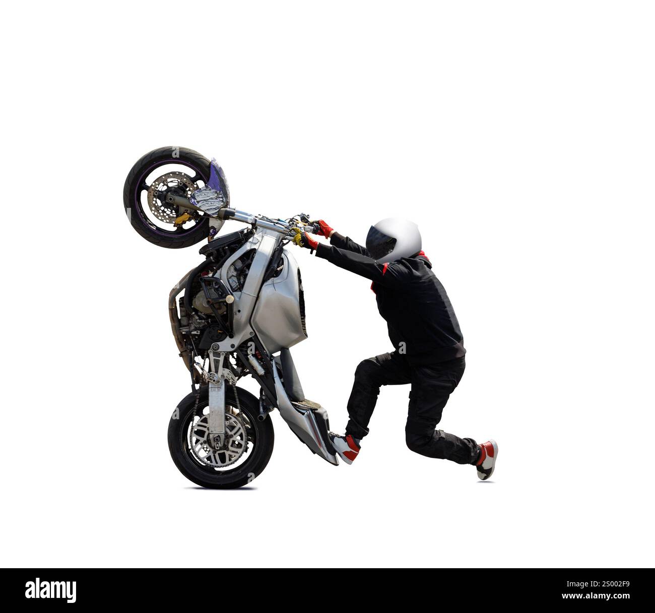 Ein Motorradfahrer in einem weißen Helm führt einen Stunt auf einem Sportmotorrad aus, isoliert auf weißem Hintergrund Stockfoto