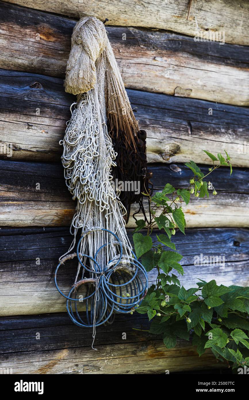 Fischernetz an der Wand eines alten Holzgebäudes Stockfoto