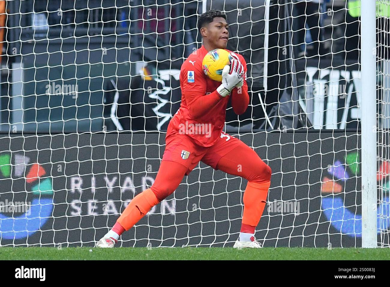 Rom, Latium. Dezember 2024. Zion Suzuki aus Parma während des Spiels Der Serie A zwischen Roma und Parma im Olympiastadion, Italien, 22. Dezember 2024. Gutschrift: massimo insabato/Alamy Live News Stockfoto