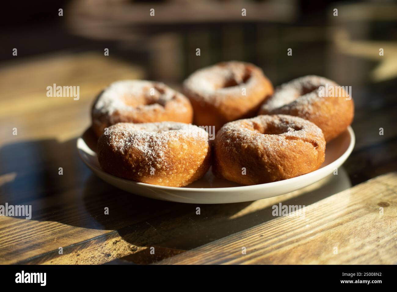 Süßes Vergnügen. Gebratene Donuts. Essen zum Tee. Stockfoto