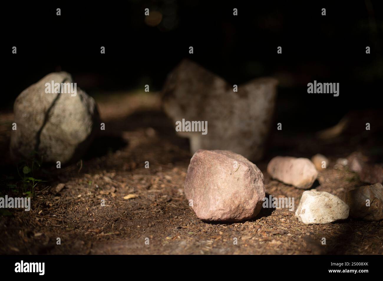 Schöne Steine stehen auf dem Boden. Natürliche Objekte. Stockfoto