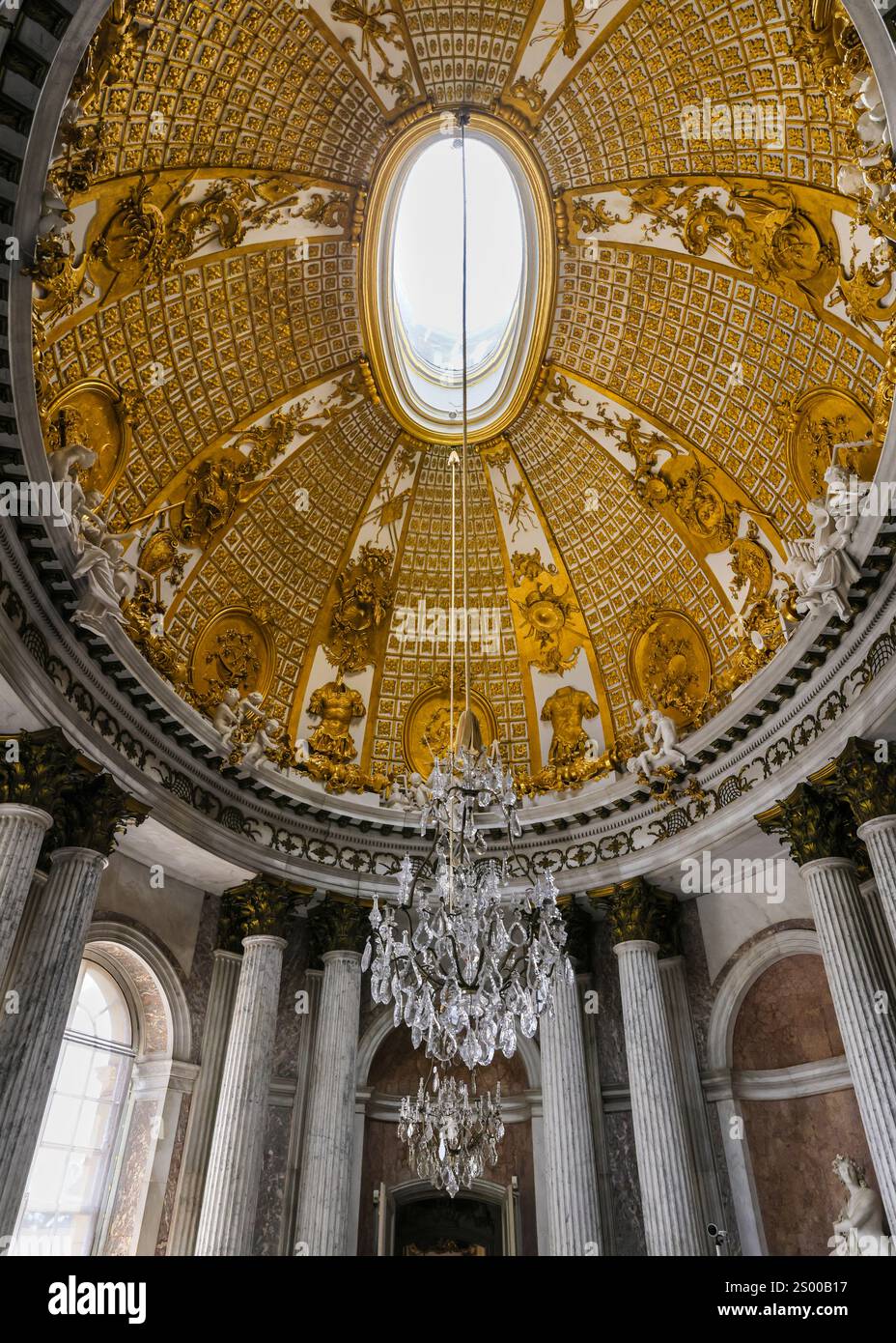 Der Ballsaal Marble Halll, Deckenblick, Innenraum, Schloss Sanssouci, Potsdam, Deutschland Stockfoto