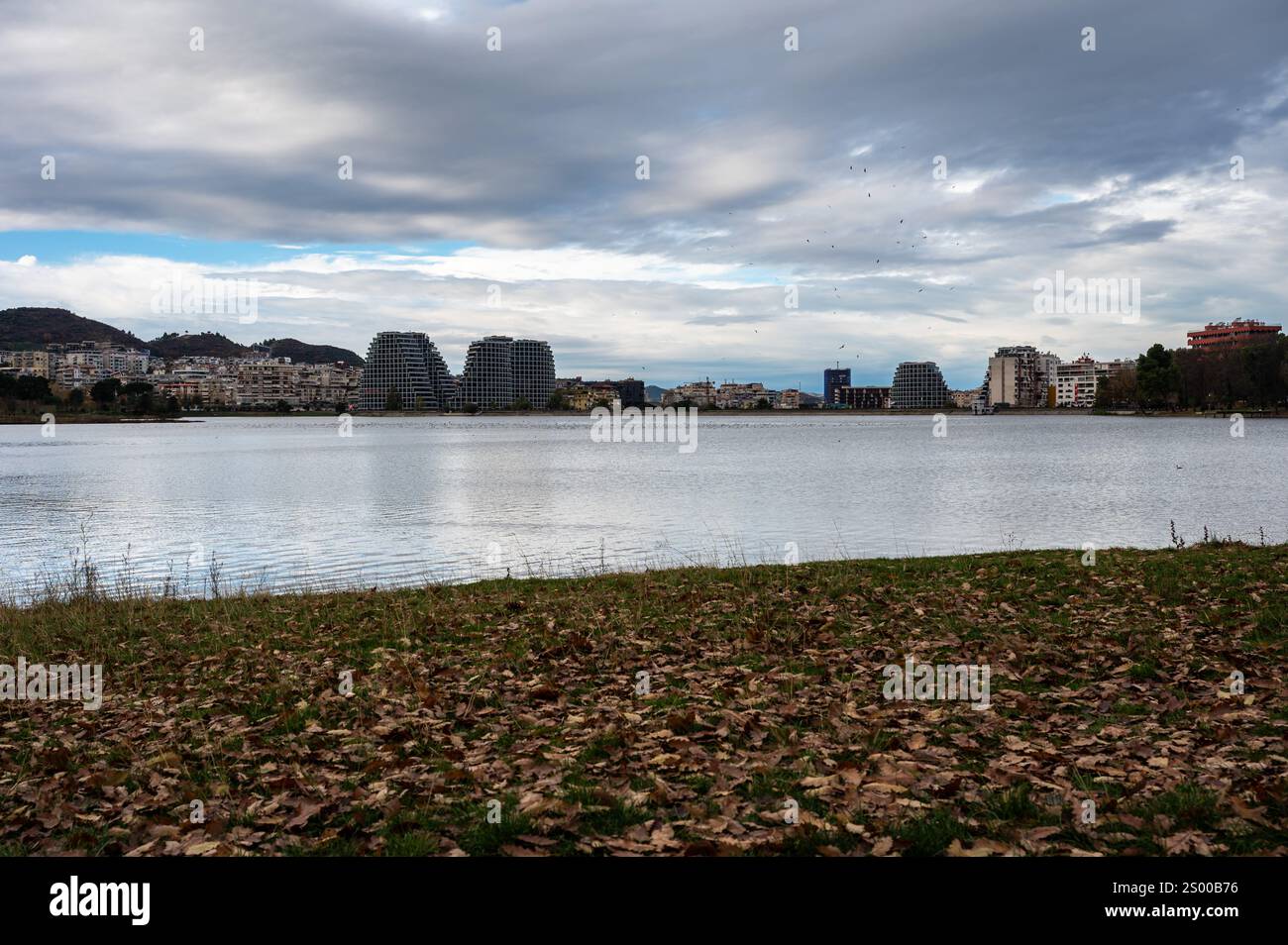 Blick auf die Stadt, den künstlichen See und den Park von Tirana, Albanien Stockfoto