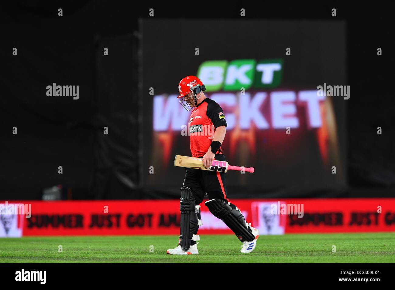 MELBOURNE AUSTRALIEN. Dezember 2024. Wicket Keeper Tim Seifert von den Melbourne Renegades verlässt das Feld, nachdem er am 23. Dezember 2024 von Josh Inglis von den Scorchers im Marvel Stadium in Melbourne im dritten Over der Big Bash League, Melbourne Renegades gegen Perth Scorchers, gefangen wurde. Quelle: Karl Phillipson/Alamy Live News Stockfoto