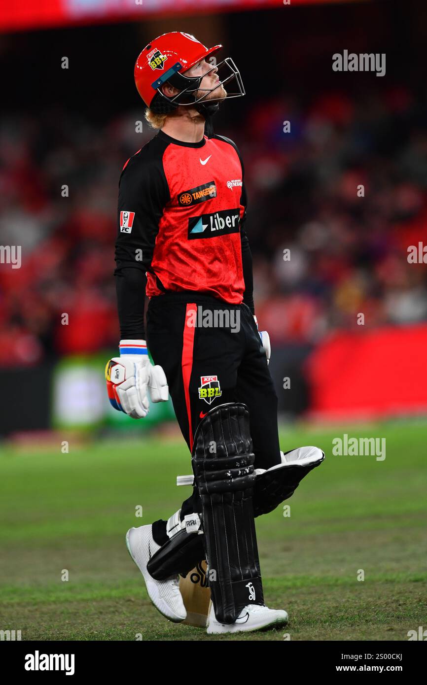 MELBOURNE AUSTRALIEN. Dezember 2024. Jake Fraser McGurk von den Melbourne Renegades verlässt das Feld, nachdem er am 23. Dezember 2024 von Andrew Tye von den Scorchers während der Big Bash League, Melbourne Renegades gegen Perth Scorchers im Marvel Stadium, Melbourne, getroffen wurde. Quelle: Karl Phillipson/Alamy Live News Stockfoto