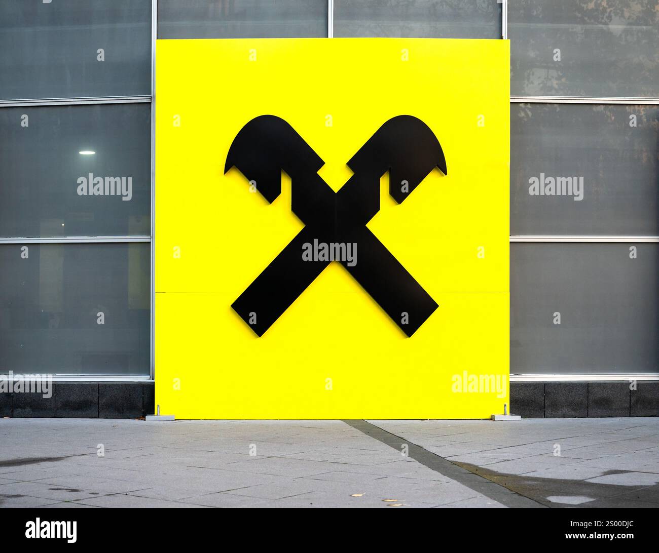 Gelbes Zeichen der Raiffeisenbank in Tirana, Albanien, 7. Dezember 2024 Stockfoto