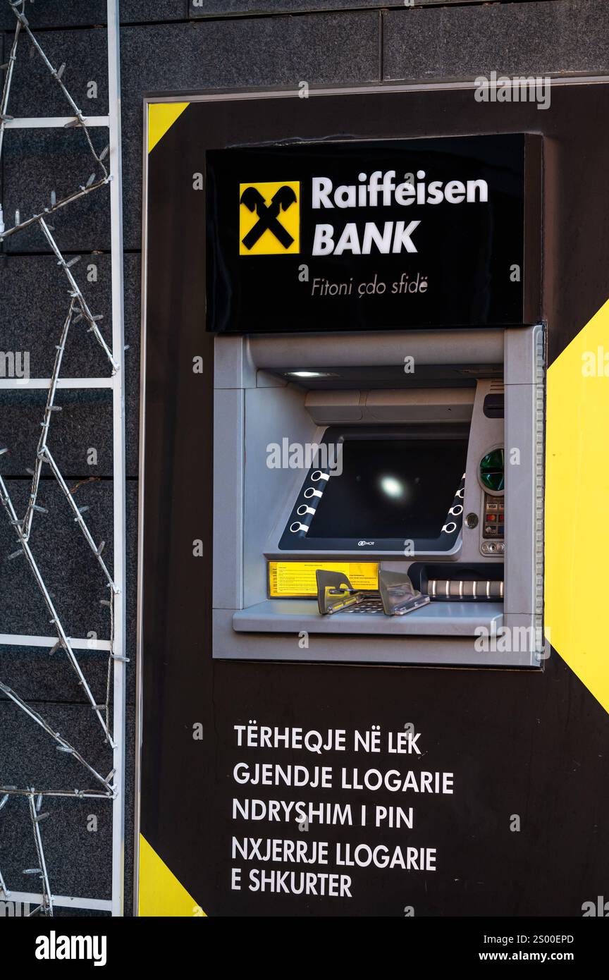 Geldautomat der Raiffeisenbank in Tirana, Albanien, 7. Dezember 2024 Stockfoto