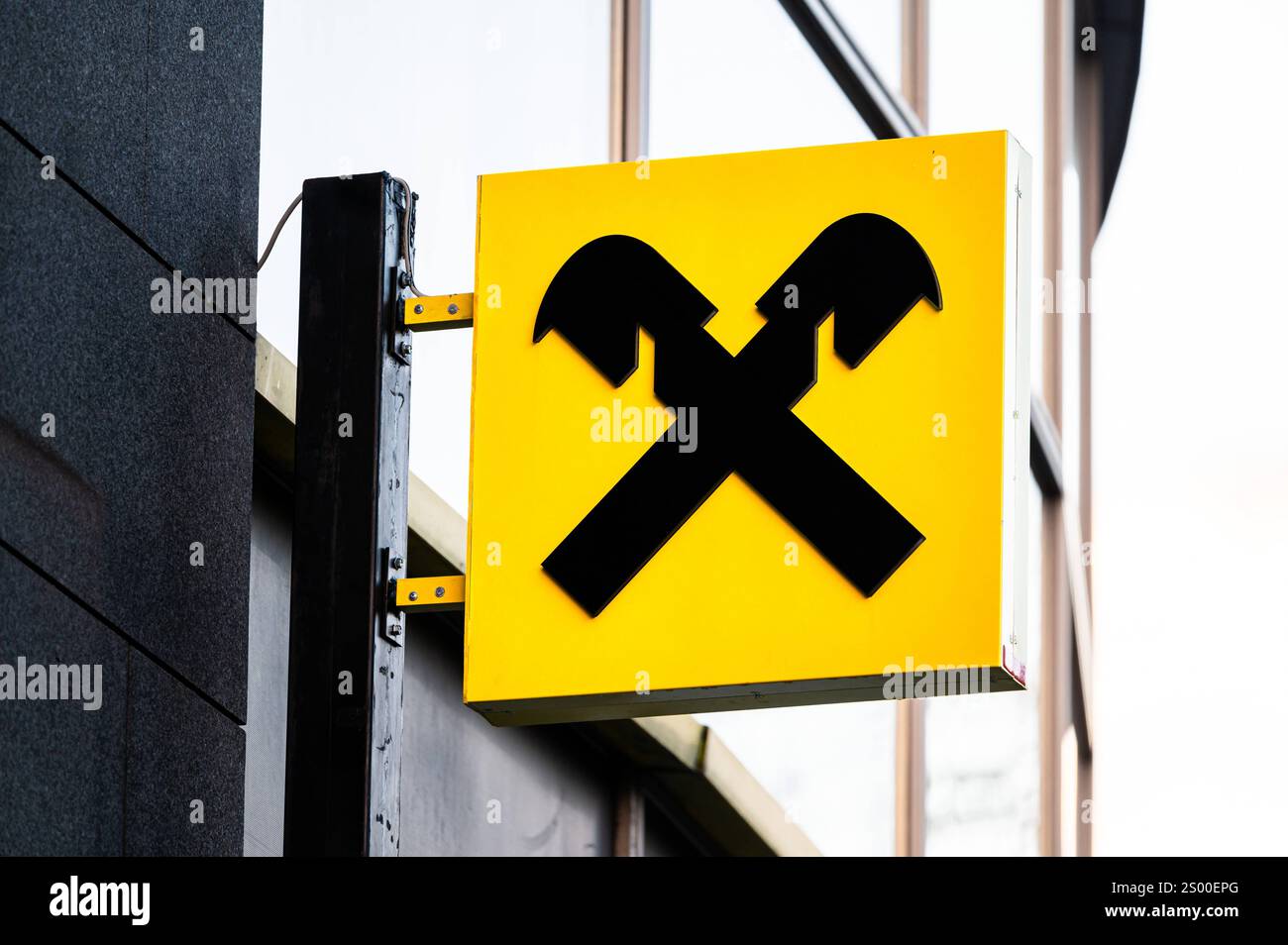 Gelbes Zeichen der Raiffeisenbank in Tirana, Albanien, 7. Dezember 2024 Stockfoto