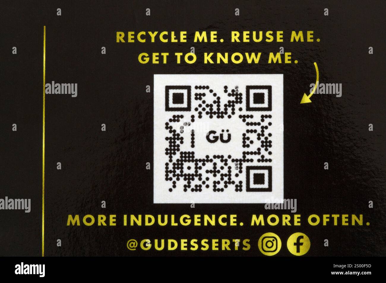 QR Quick Response Code Matrix Barcode - Recycle me Reuse me get to Know Me - Details auf der Schachtel mit Gu Cheesecake Banoffee Pudding Stockfoto