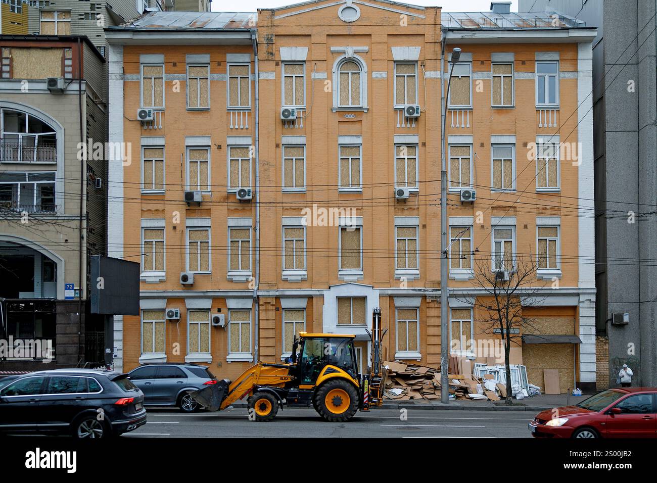 Nicht exklusiv: KIEW, UKRAINE - 23. DEZEMBER 2024 - die Fenster des Pensionsfonds des Holosiivskyi-Viertels in der Antonovycha-Straße sind danach versiegelt Stockfoto