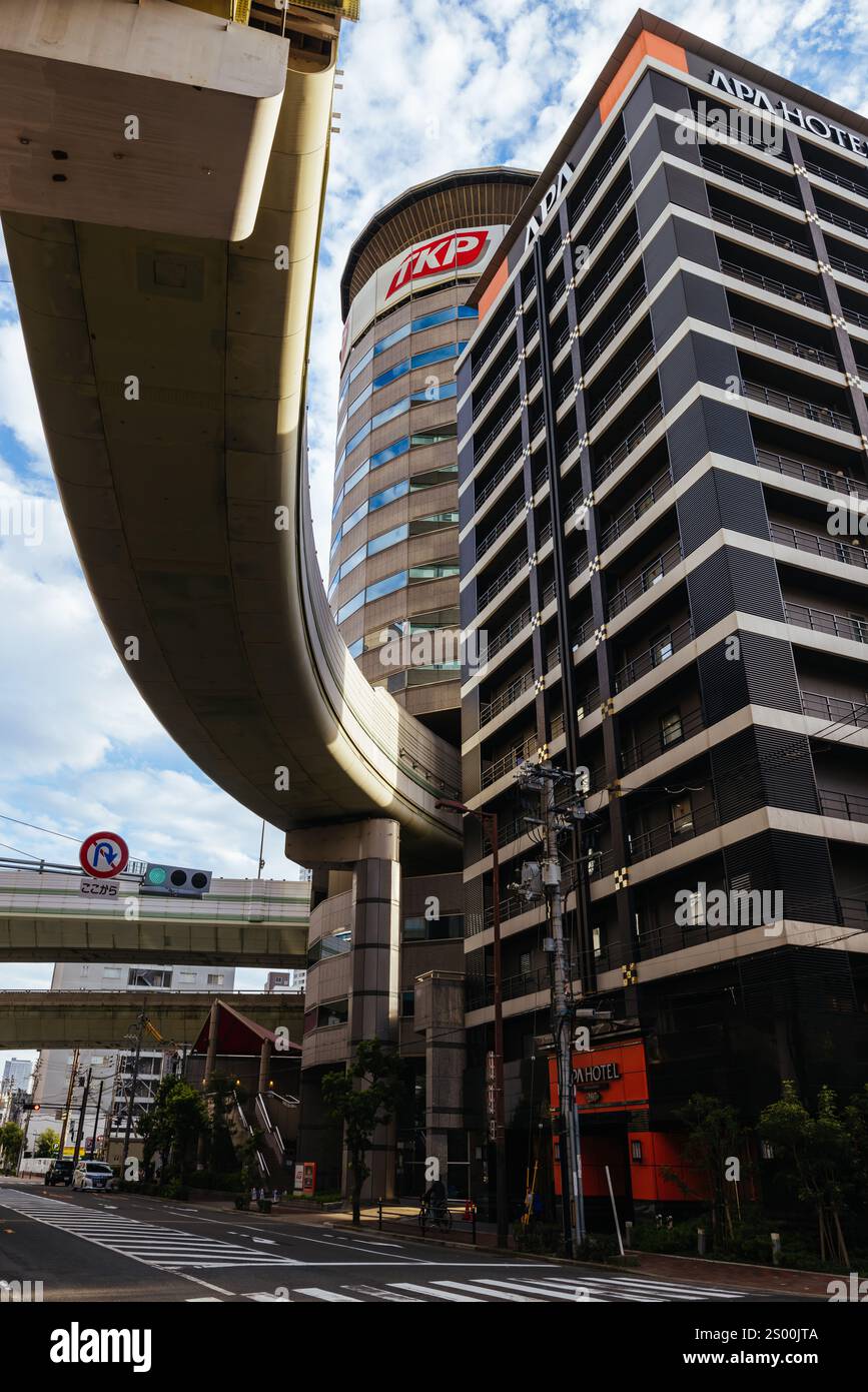 OSAKA, JAPAN - 25. SEPTEMBER 2024: Die berühmte „Autobahn durch ein Gebäude“. Die Abfahrt Umeda der Ikeda Route des Hanshin Expressway g Stockfoto