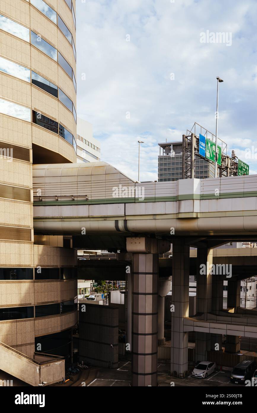 OSAKA, JAPAN - 25. SEPTEMBER 2024: Die berühmte „Autobahn durch ein Gebäude“. Die Abfahrt Umeda der Ikeda Route des Hanshin Expressway g Stockfoto