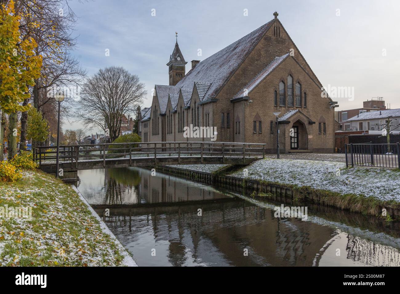 Die Art-Deco-Kirche St. Mary the Immaculate Conception ist eine römisch-katholische Pfarrkirche am Meent in der niederländischen Stadt Leerdam. Stockfoto