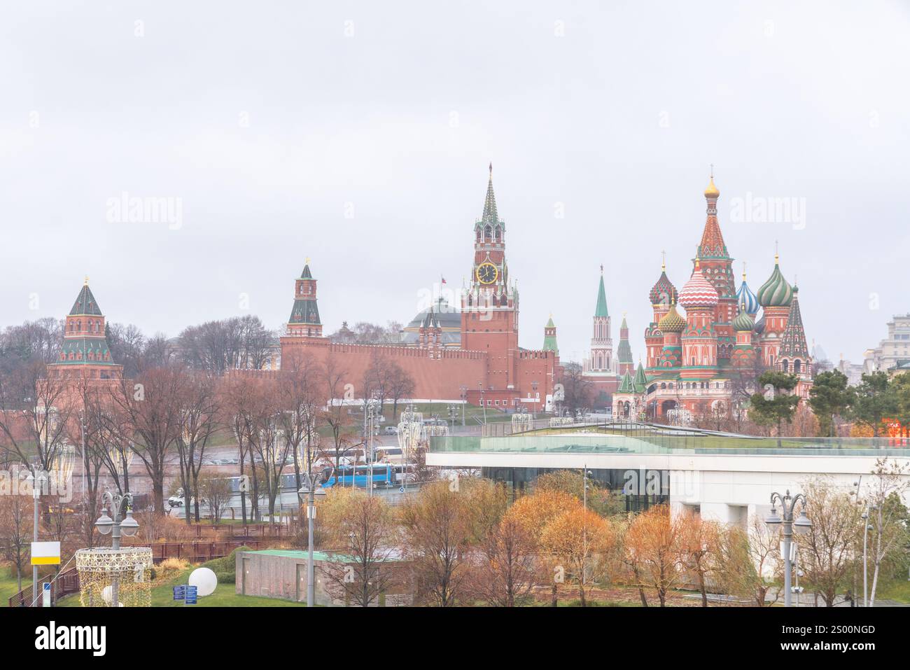 Die historischen Gebäude auf dem berühmten Roten Platz von Moskau, Russlands Hauptstadt, schaffen eine malerische Skyline Stockfoto