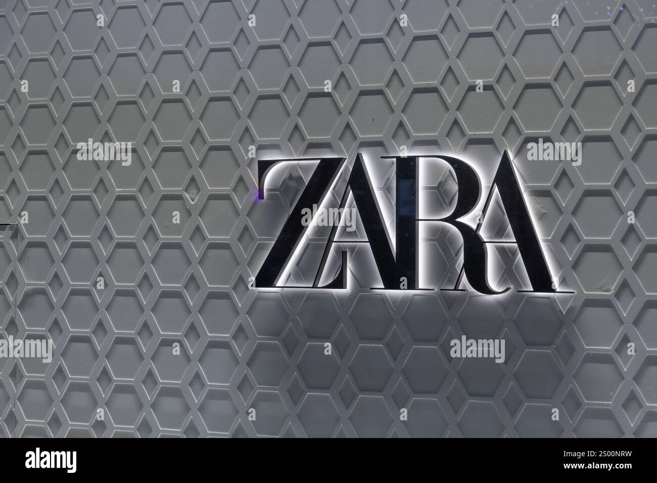 Eindhoven, Niederlande 9. November 2024. Neues Zara-Logo im Modegeschäft. Schwarzes Logo und weiße Hintergrundbeleuchtung Stockfoto