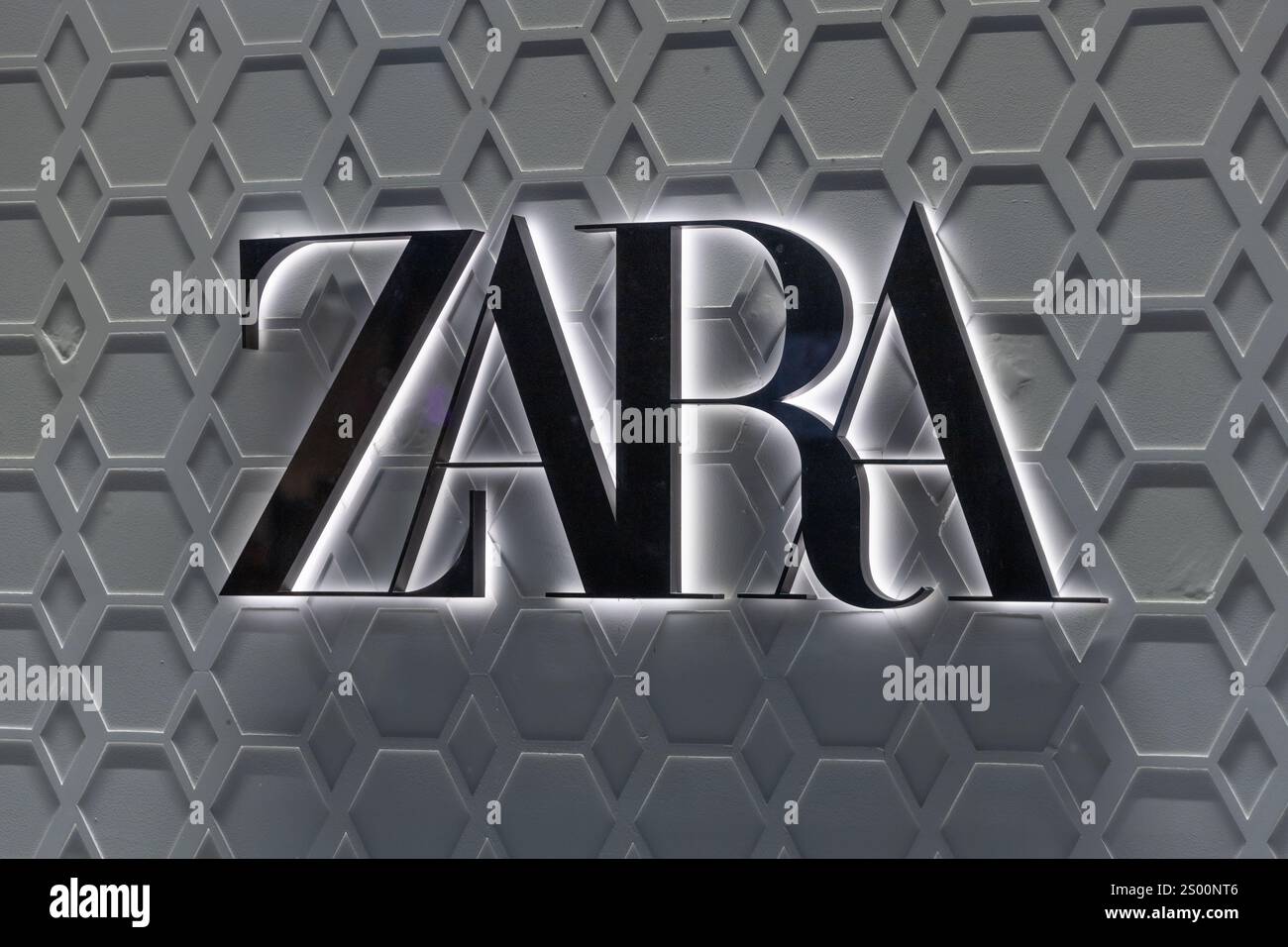 Eindhoven, Niederlande 9. November 2024. Neues Zara-Logo im Modegeschäft. Schwarzes Logo und weiße Hintergrundbeleuchtung Stockfoto