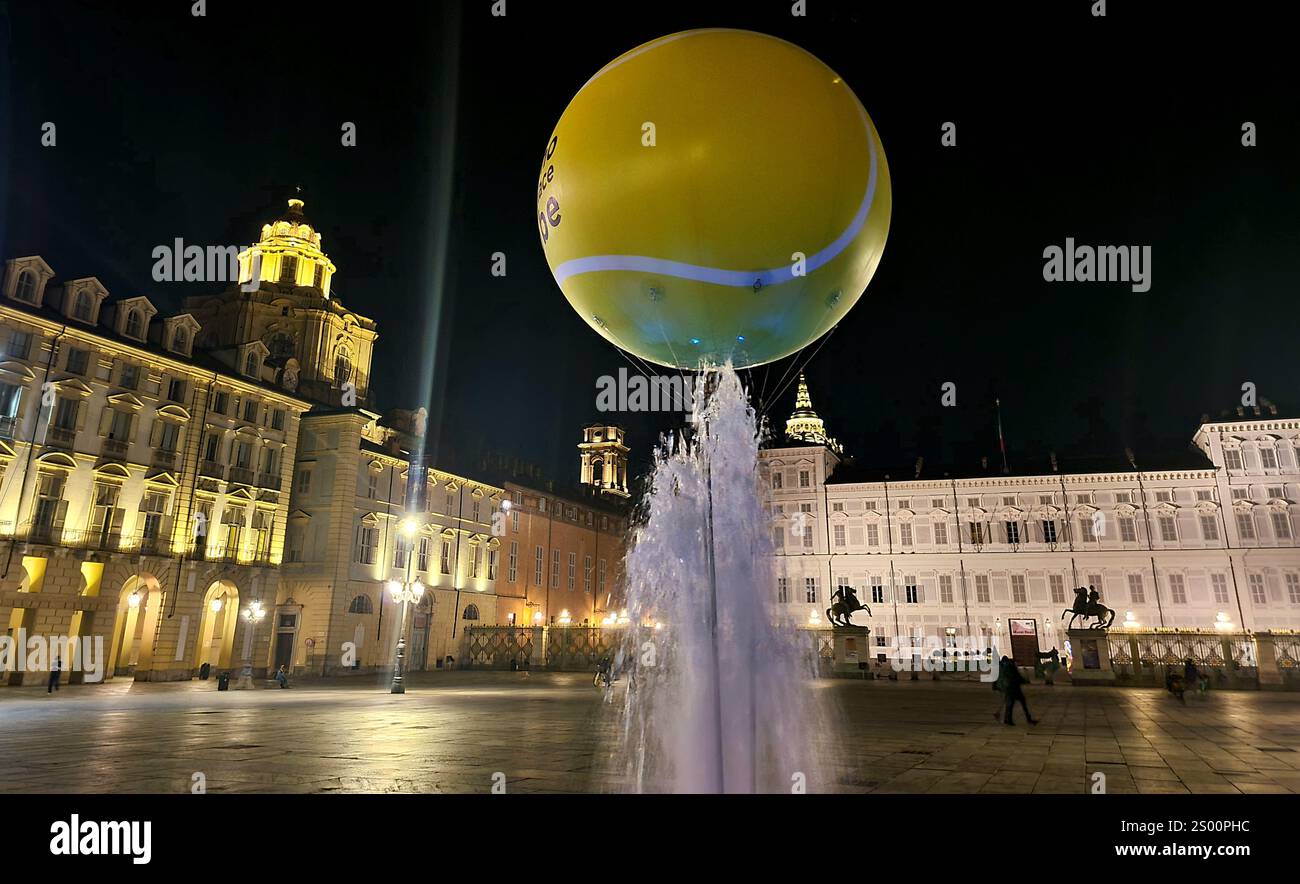 In Turin finden die ATP-Tennisfinale statt, und die Piazza Castello wird von riesigen Bällen begleitet. Stockfoto