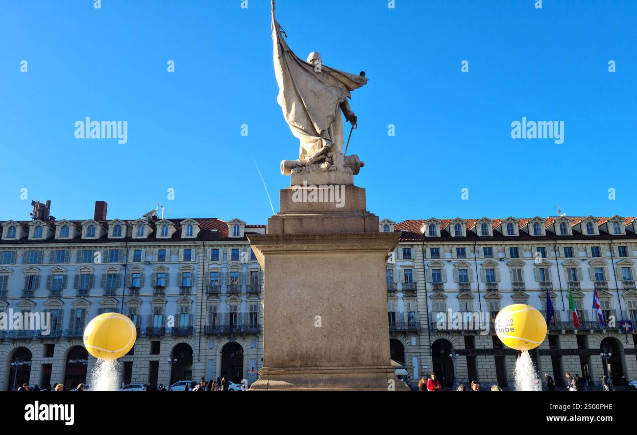 In Turin finden die ATP-Tennisfinale statt, und die Piazza Castello wird von riesigen Bällen begleitet. Stockfoto