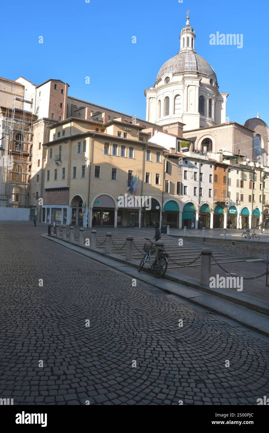 Mantuas Piazza delle Erbe ist Renaissance mit der Kuppel und dem Glockenturm von Sant'Andrea, dem Broletto, dem Palazzo Cervetta und der Rotunde von San Lorenzo Stockfoto