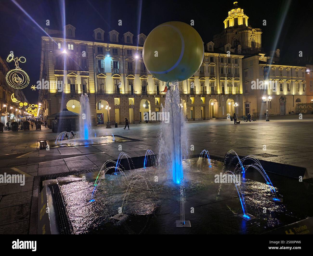 In Turin finden die ATP-Tennisfinale statt, und die Piazza Castello wird von riesigen Bällen begleitet. Stockfoto