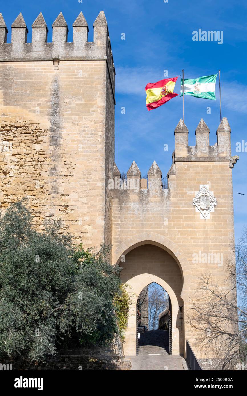 Almodovar del Rio, Cordoba, Andalusien, Spanien bis 5. Februar 2024; Eingangstor zur mittelalterlichen Burg und Festung Castillo Almodovar del Rio mit Colo Stockfoto