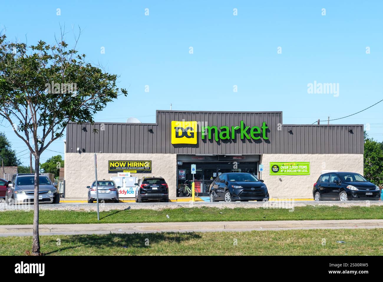 NEW ORLEANS, LA, USA - 1. MAI 2023: Vor der DG Market (Dollar General) am Earhart Boulevard Stockfoto