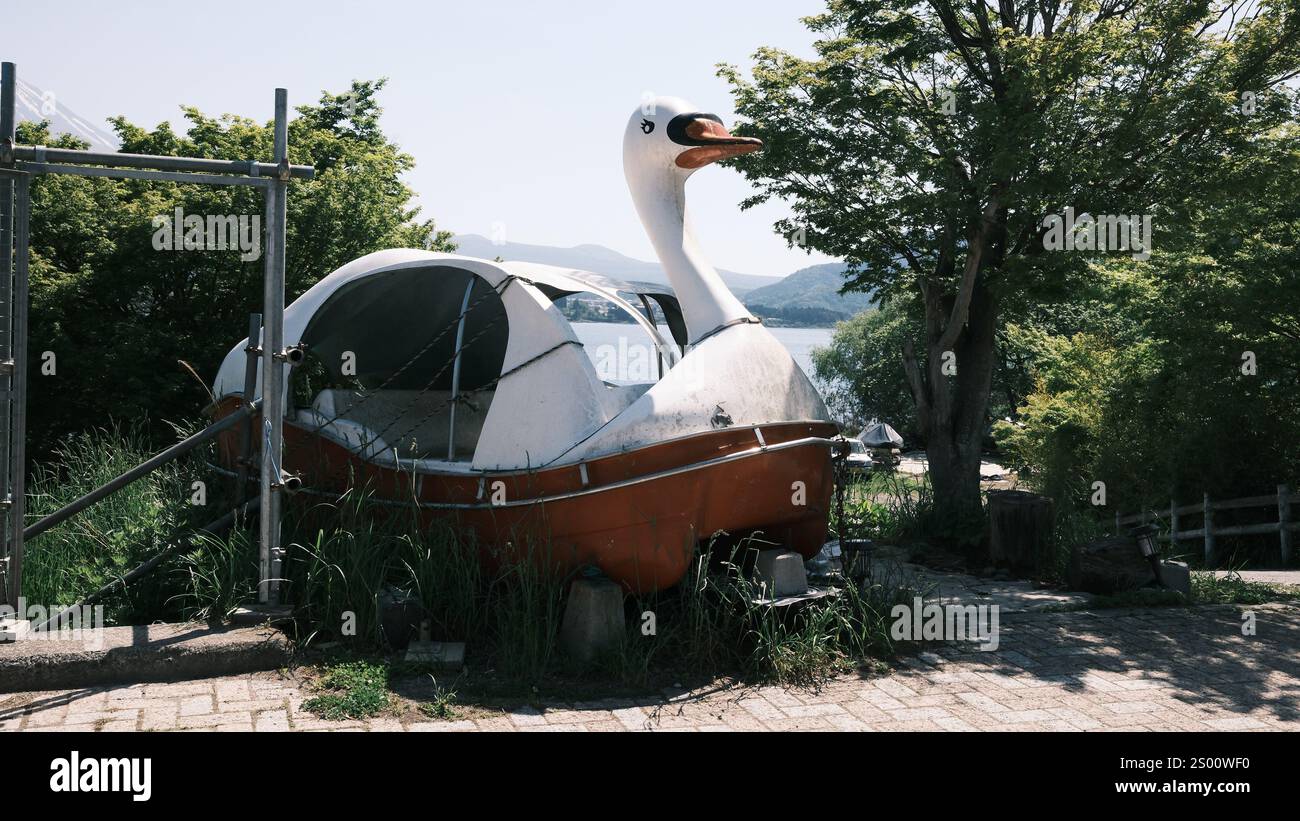 Japan, Fujikawaguchiko 17. Mai 2024: Ein Wasserfahrrad im Retro-Gänsestil wurde am kawaguchiko-See aufgestellt. Fujikawaguchiko ist die Stadt Onsen Stockfoto