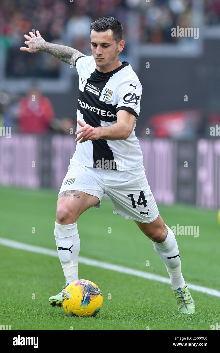 Rom, Italien. Dezember 2024. Emanuele Valeri aus Parma wurde während des Spiels der Serie A zwischen Roma und Parma im Olympiastadion gesehen. Endnote Roma 5: 0 Parma Credit: SOPA Images Limited/Alamy Live News Stockfoto