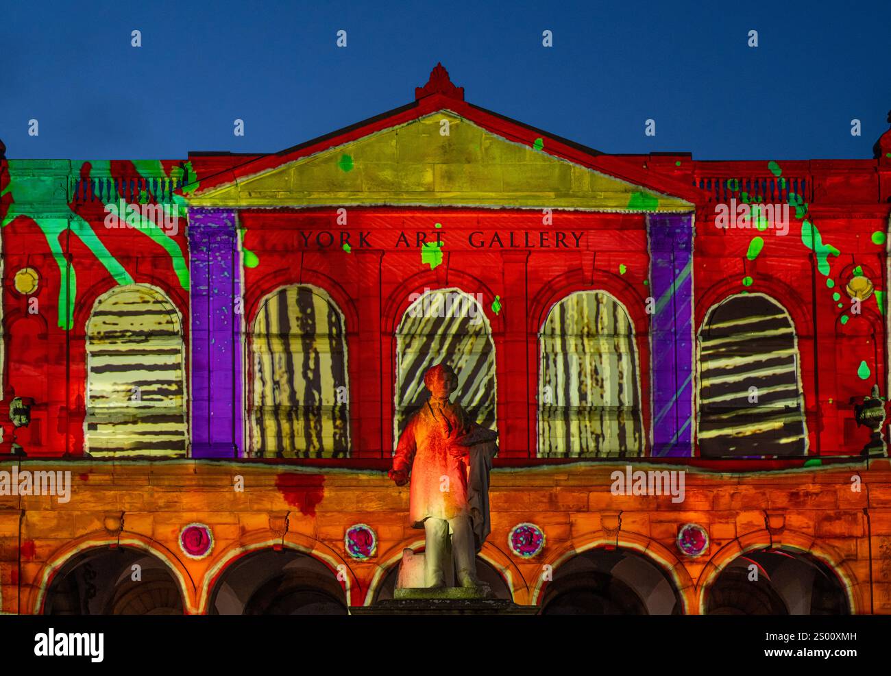 Die York Art Gallery glänzt mit dynamischen 3D-Projektionskarten und feiert das künstlerische Erbe der Stadt im Jahr 2024. Stockfoto