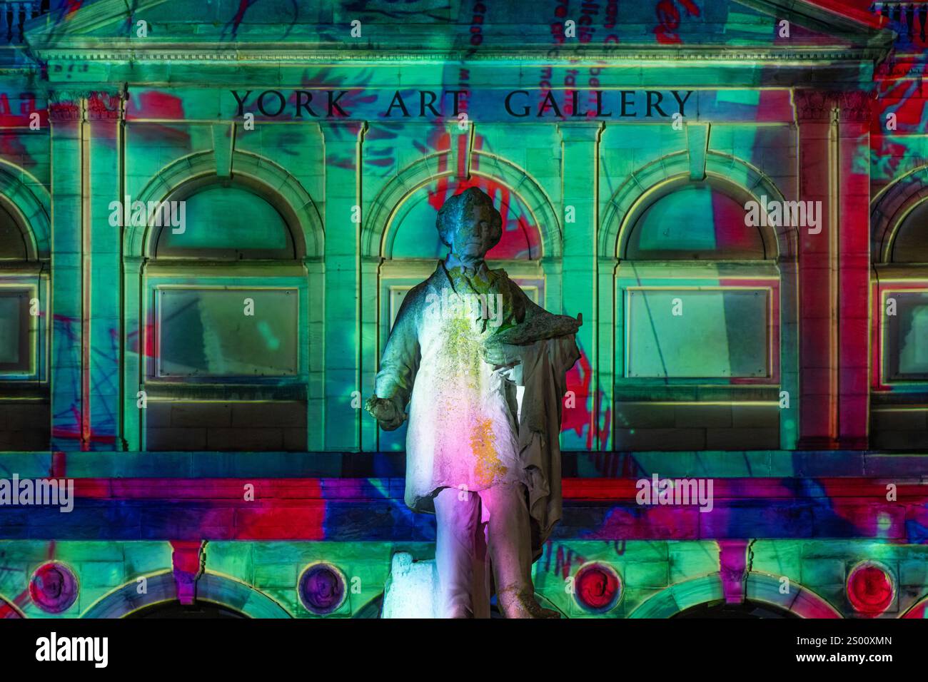 Die Fassade der York Art Gallery wird mit farbenfrohen 3D-Projektionskarten umgestaltet, die die historische Architektur aufwerten und Kunst und Kultur zelebrieren. Stockfoto