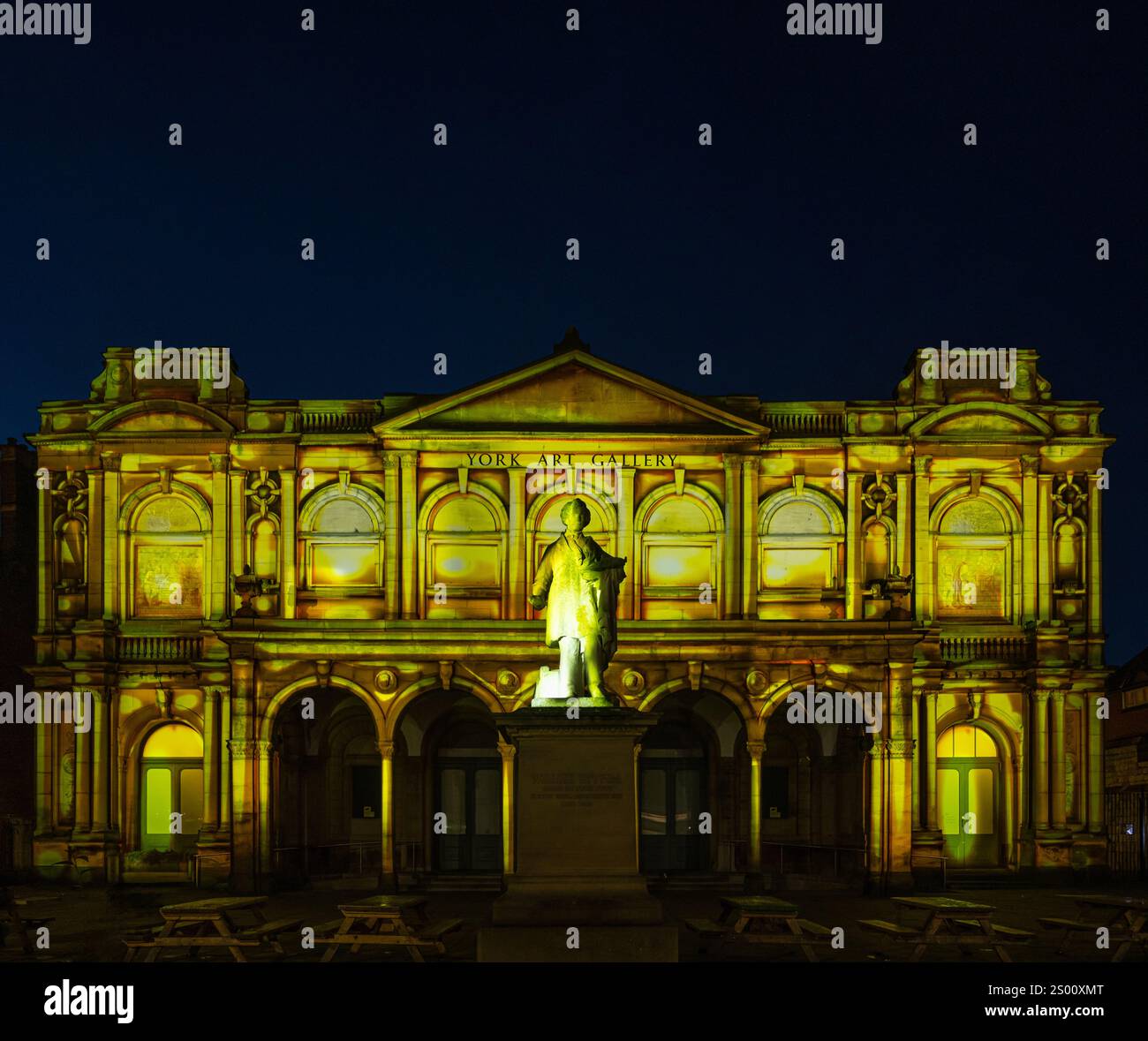 Die Fassade der York Art Gallery ist mit einer atemberaubenden 3D-Projektionskarte beleuchtet, die Besucher fesselt und das künstlerische Erbe der Stadt feiert. Stockfoto