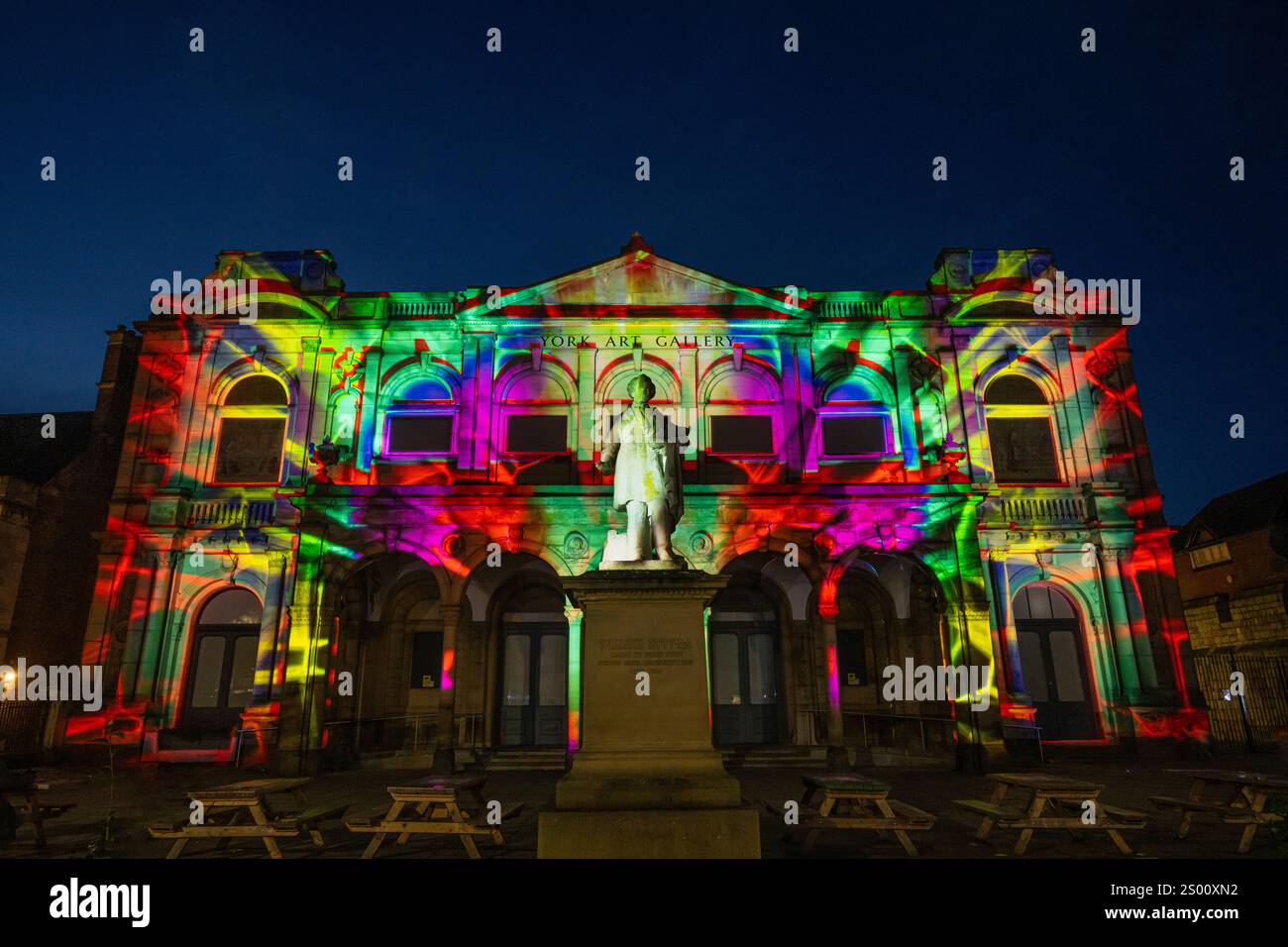 Die Fassade der York Art Gallery leuchtet mit farbenfrohen Projektionen und schafft ein ansprechendes visuelles Erlebnis, das den Status der reichen Medienkunst der Stadt unterstreicht. Stockfoto