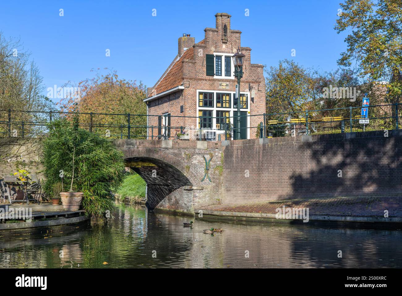 IJsselstein , Niederlande.26. Oktober 2024. Die Vorderseite eines historischen Gebäudes (1622), des Feuerwehrhauses, befindet sich am Stadtkanal. Der Build Stockfoto