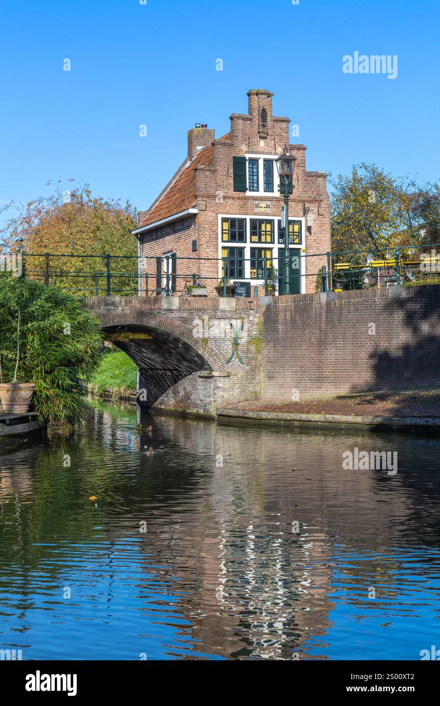 IJsselstein , Niederlande.26. Oktober 2024. Die Vorderseite eines historischen Gebäudes (1622), des Feuerwehrhauses, befindet sich am Stadtkanal. Der Build Stockfoto