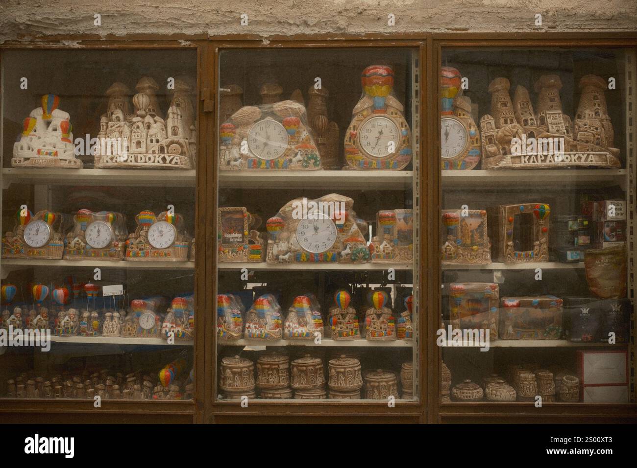 Göreme, Kappadokien, Türkei : Ein Kiosk mit Vintage-Souvenirläden, in dem verschiedene Steinschnitzereien wie Uhren, Rahmen, Gläser und dekorative Displays verkauft werden Stockfoto